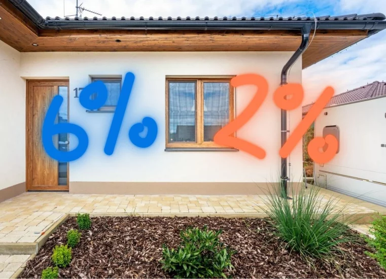 Rodinný dům s plastovými okny a dveřmi v dřevěném dekoru.