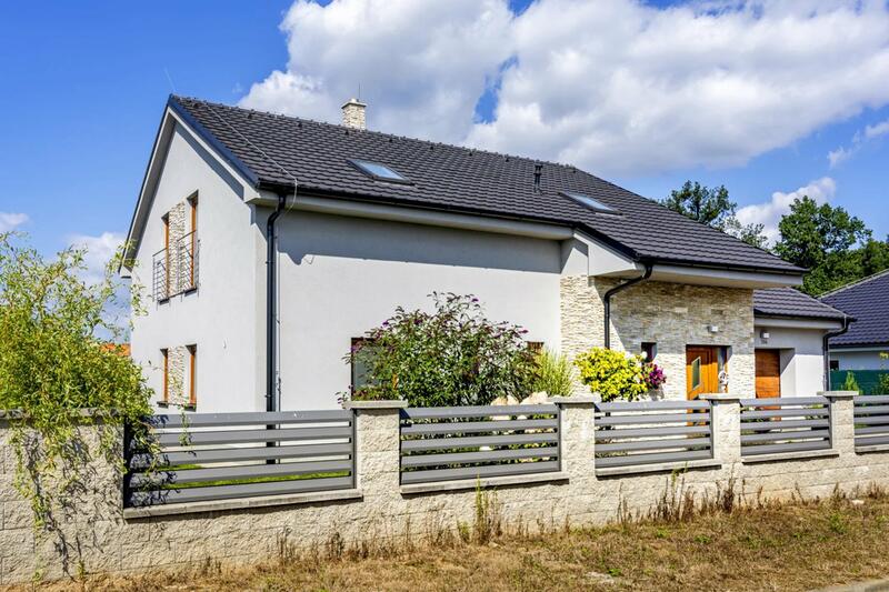 Zrekonstruovaný rodinný dům s okny a dveřmi v dřevěném dekoru