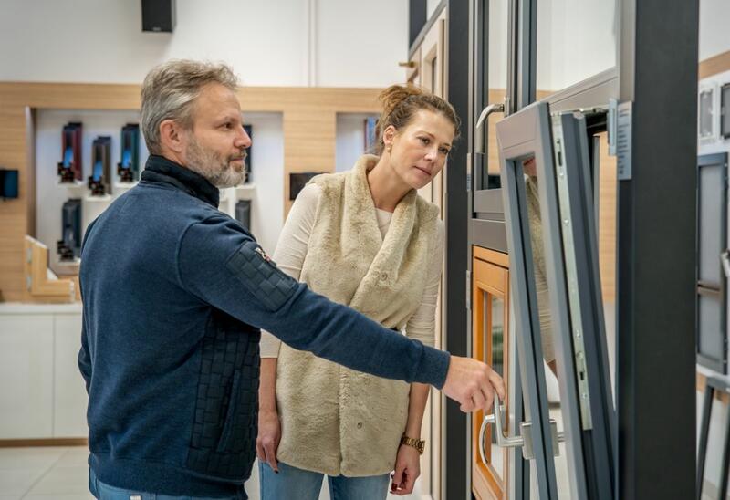 Muž a žena v showroomu zkouší otevírání okna