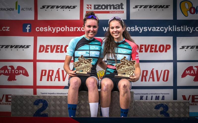 Dvě mladé cyklistky po vítězství závodu MTB Cup 2022