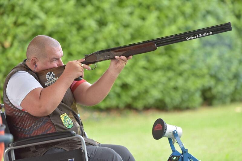 Střelec na invalidním vozíku s puškou